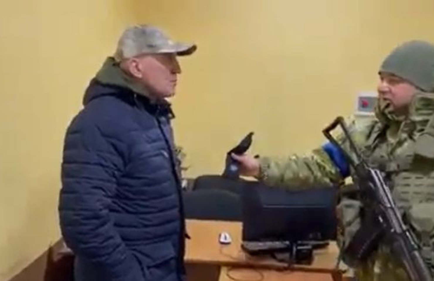 Украинские пограничники вручили послу Беларуси “30 сребреников” за предательство (ВИДЕО) Украинские пограничники вручили послу Беларуси “30 сребреников” за предательство (ВИДЕО)