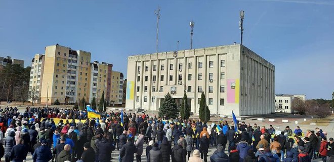 Оккупанты вторглись в Славутич и похитили мэра. Люди вышли на митинг за Украину – видео