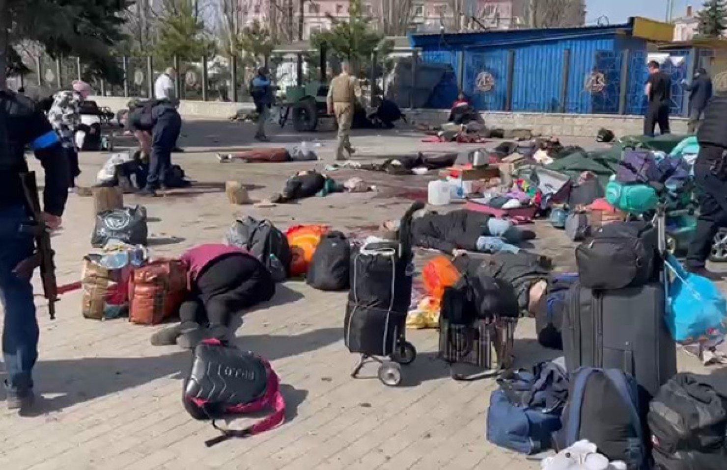 Россияне ударили “Искандером” по вокзалу в Краматорске: десятки погибших