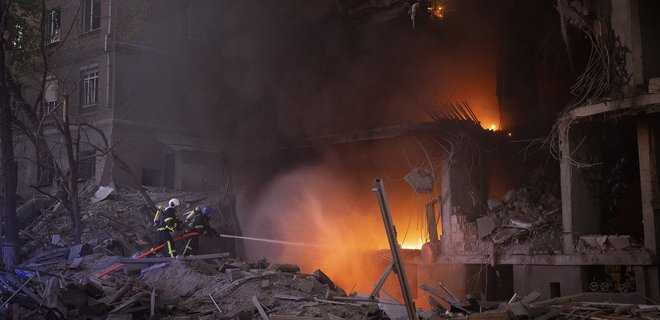 Ракетный обстрел в Киеве. Под завалами жилого дома нашли погибшего
