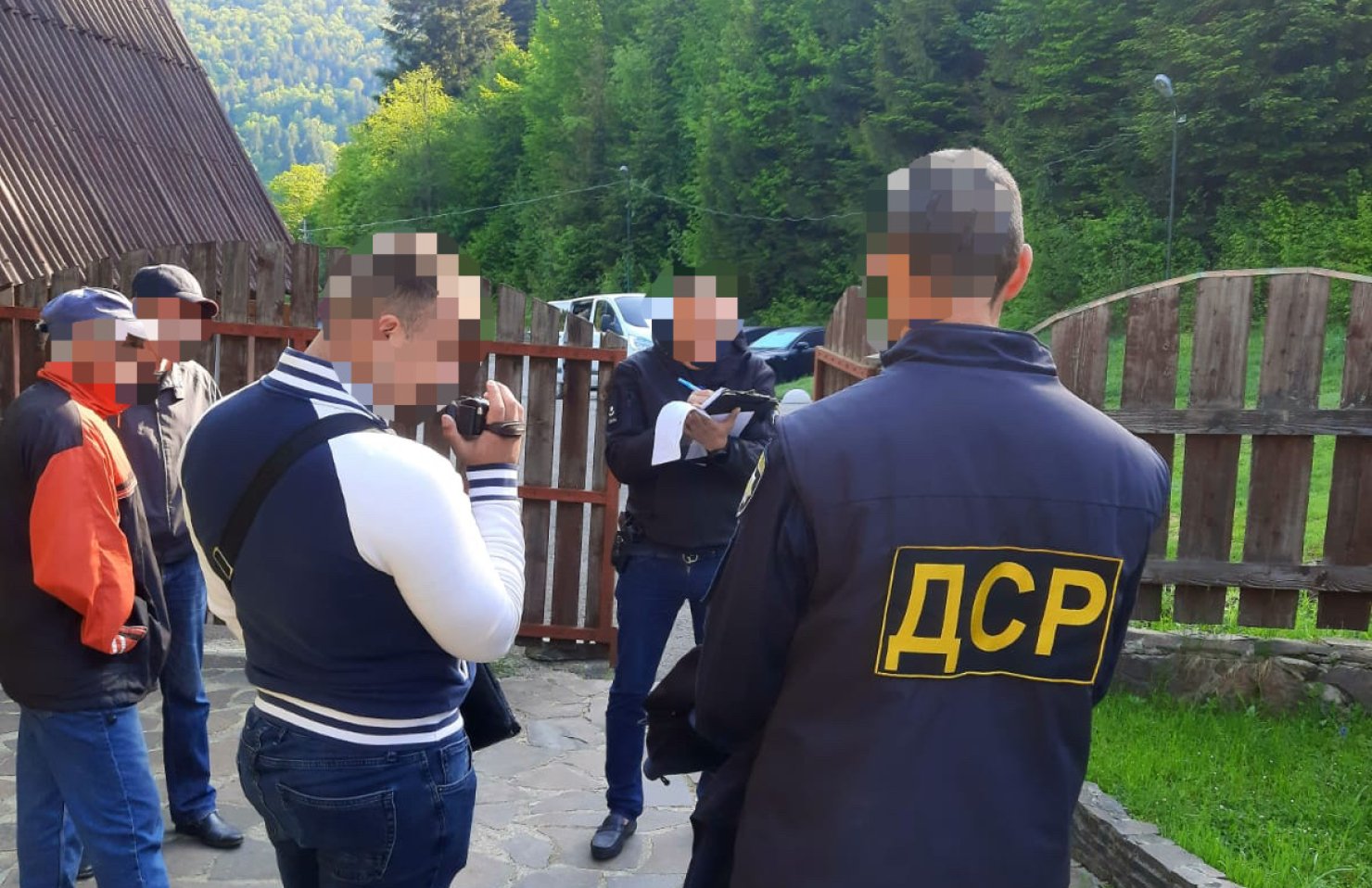 Экс-главу района на Закарпатье подозревают в безосновательном выделении леса для поместья Медведчука