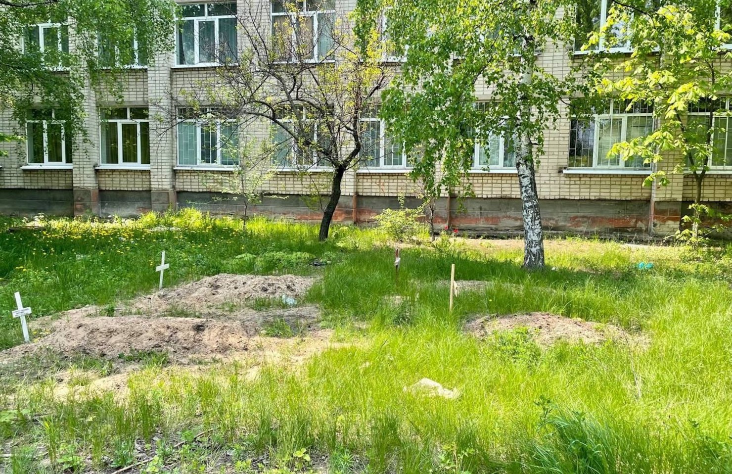 Нервные срывы, нехватка лекарств и антисанитария: в Мариуполе наблюдается значительный всплеск смертности