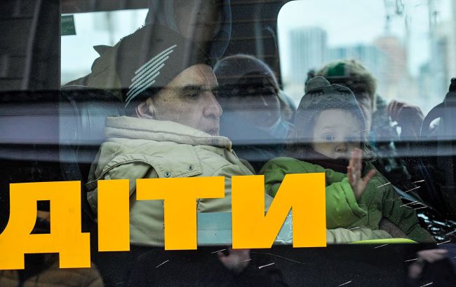 Эвакуация из Северодонецка: оккупанты обстреляли автомобиль с детьми