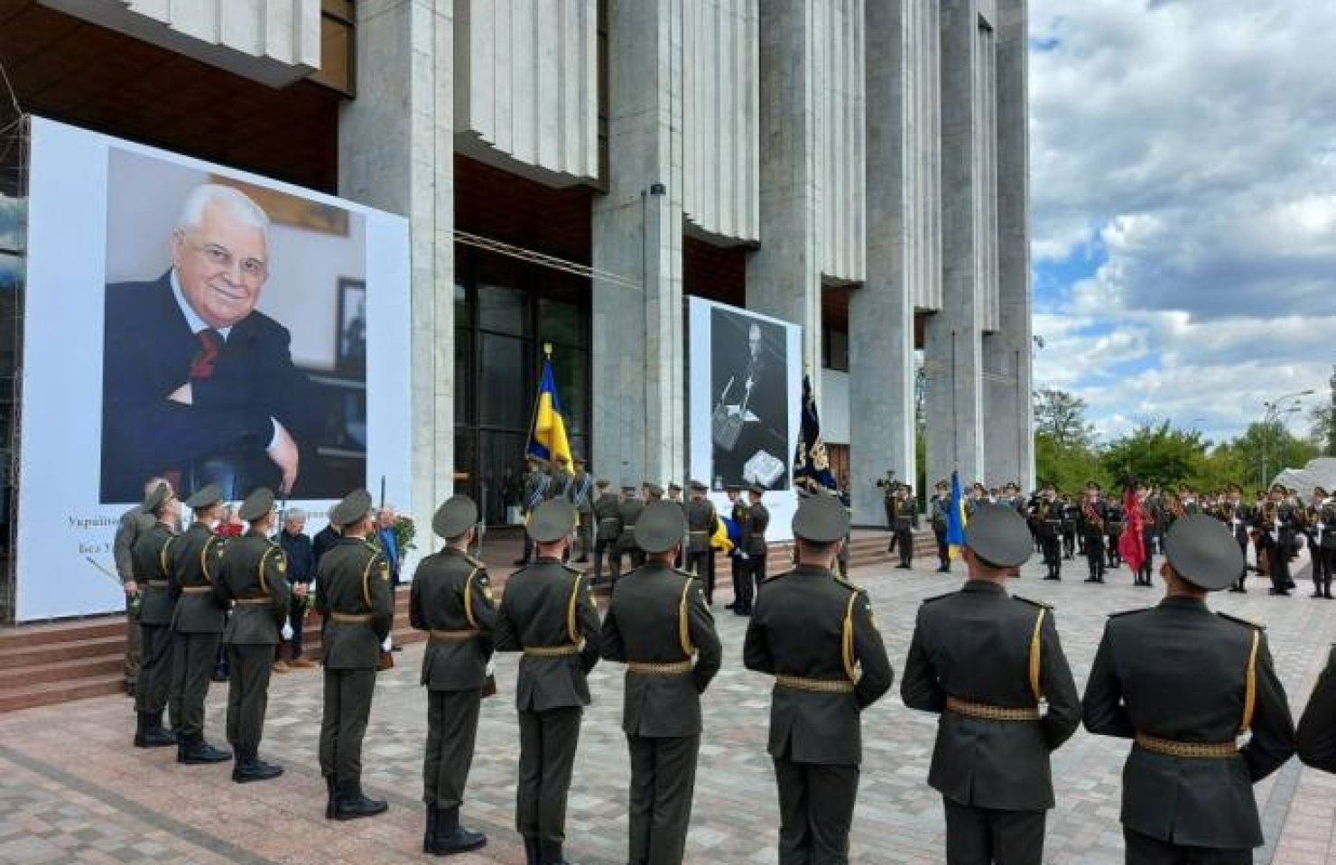 В Киеве проходят похороны Кравчука В Киеве проходят похороны Кравчука