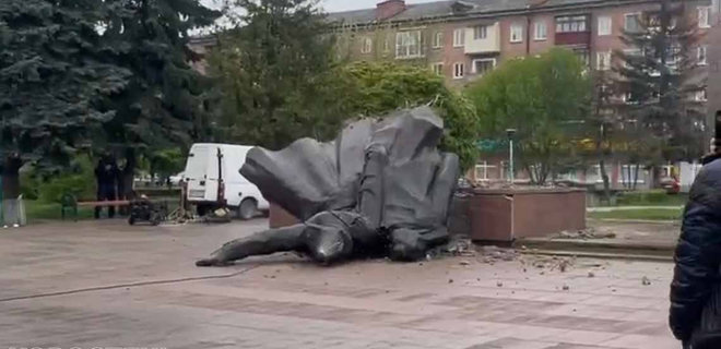 В Коростене свалили памятник комсомольцам – видео