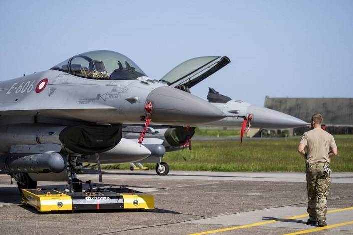 Учеба украинцев на F-16 откладывается, самолеты не поступят в этом году
