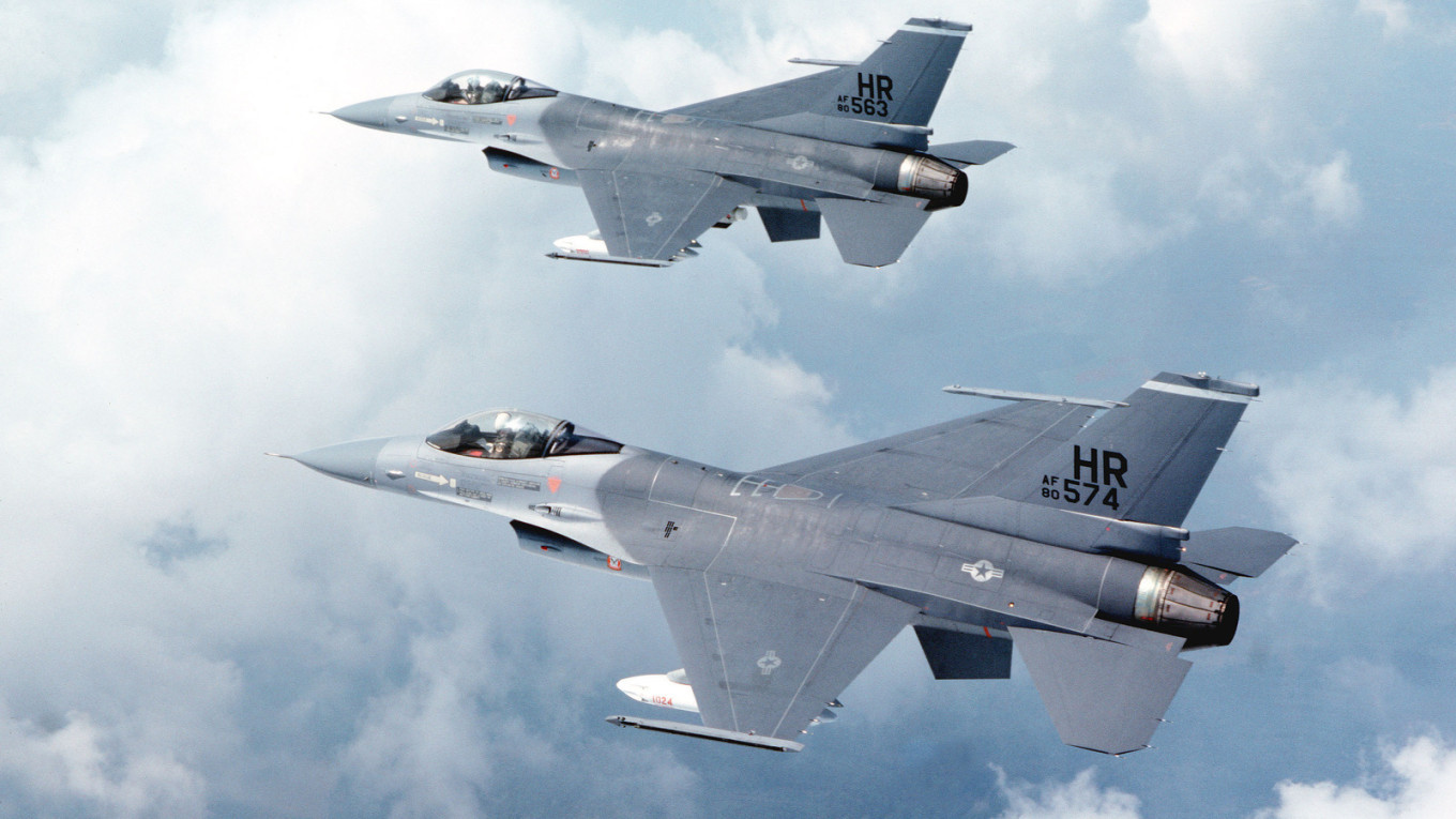 Норвегия передаст Украине истребители F-16