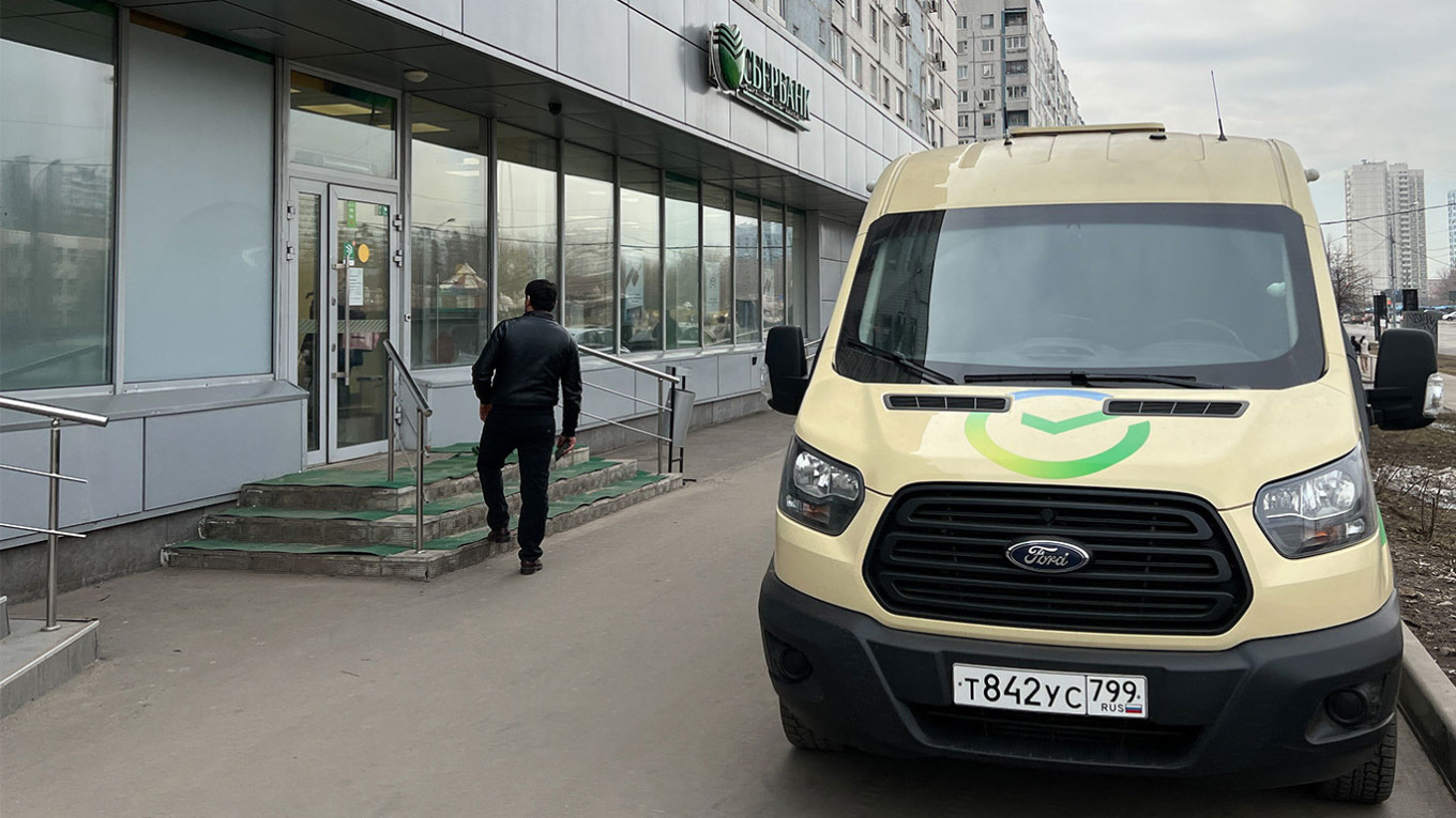 Долги россиян по кредитам впервые превысили 32 трлн рублей Долги россиян по кредитам впервые превысили 32 трлн рублей