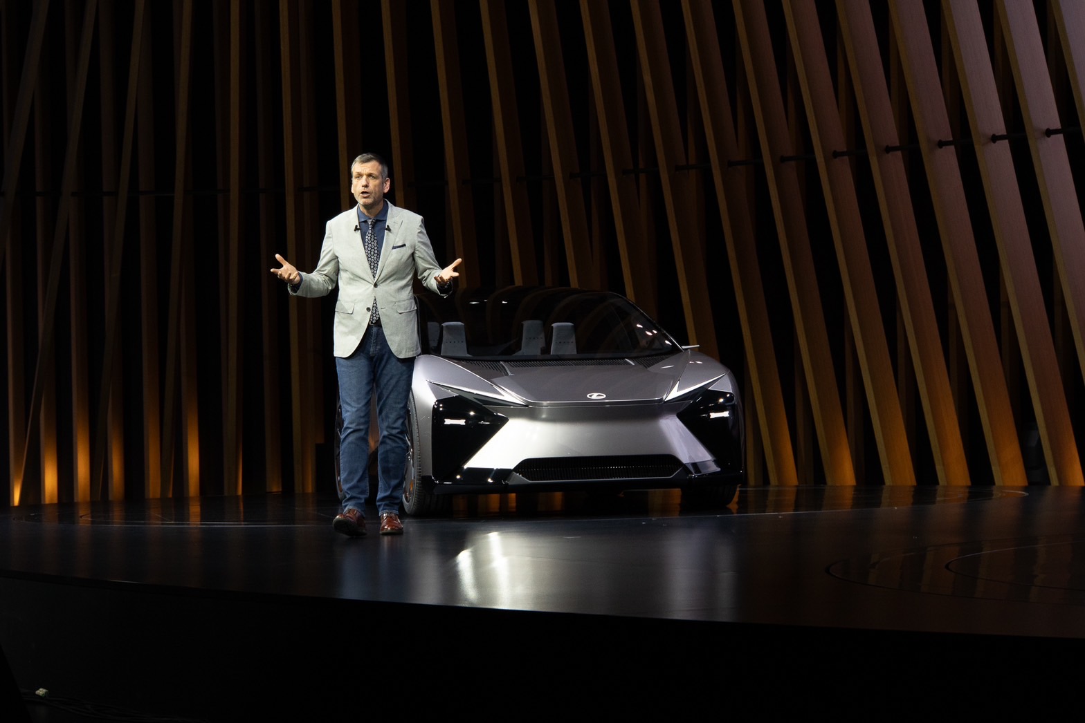 Toyota представила электрокар Lexus с ИИ и запасом хода 1 000 км