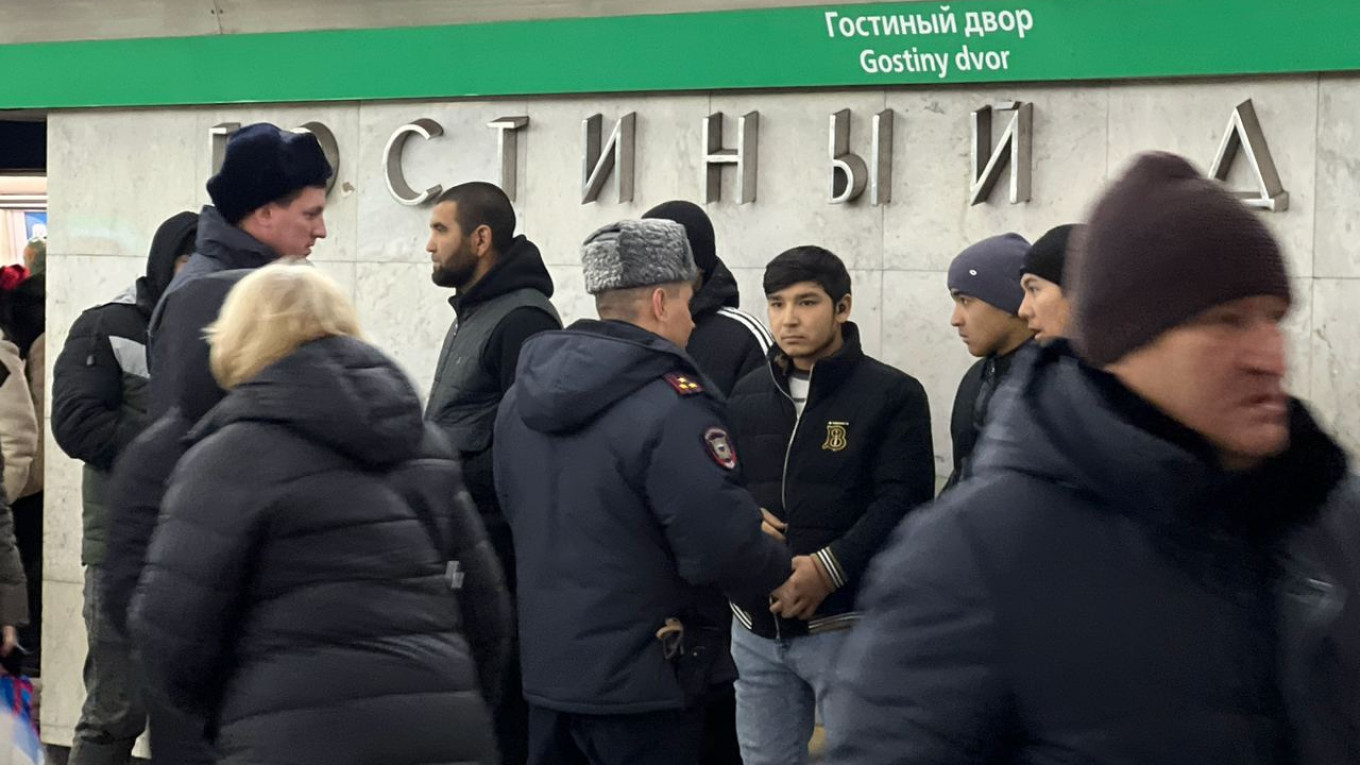 B России cиловики задержали несколько тысяч мигрантов в новогоднюю ночь для отправки на войну в Украину